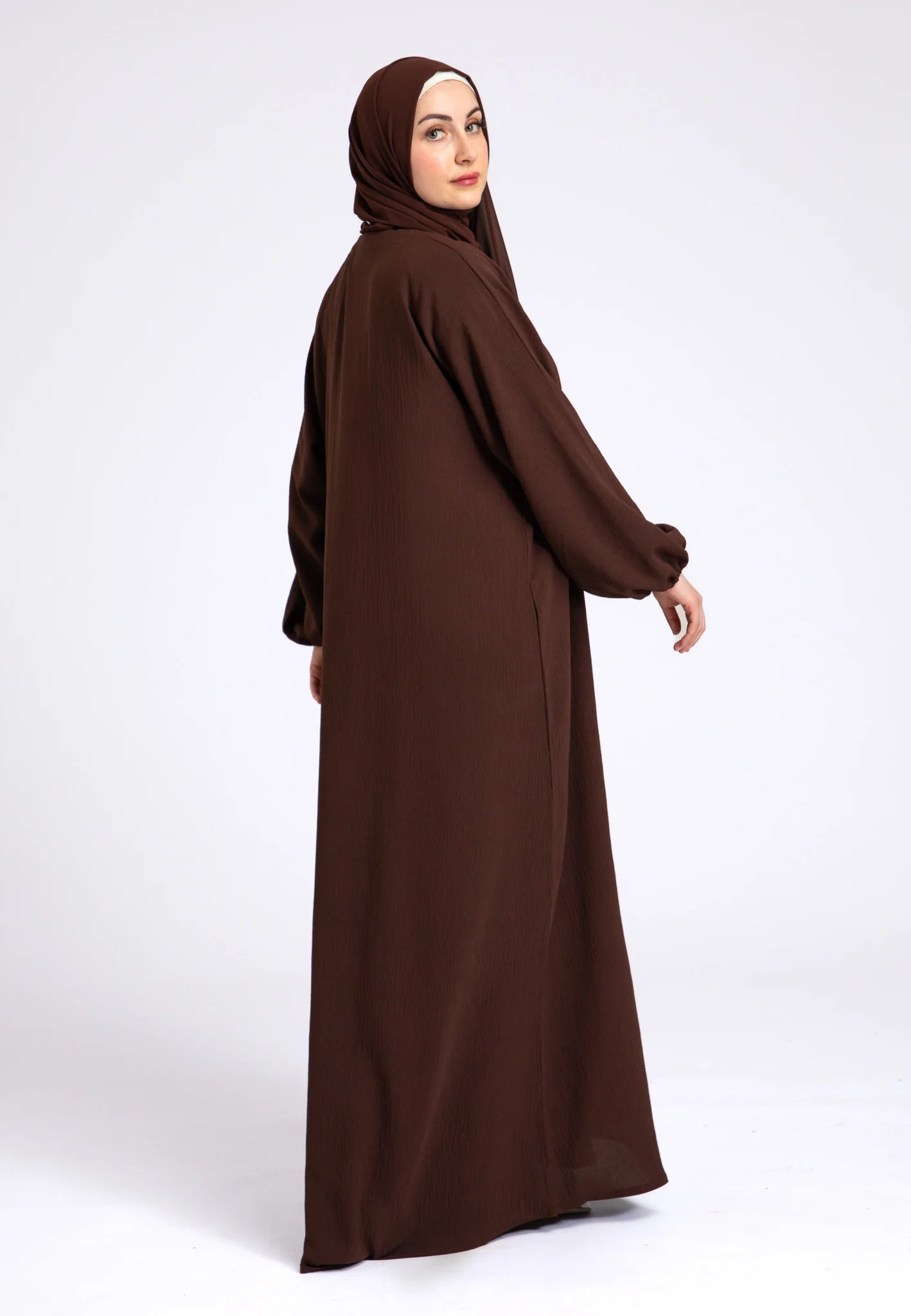 abaya-basique-du-quotidien-avec-manches-elastiquees brun